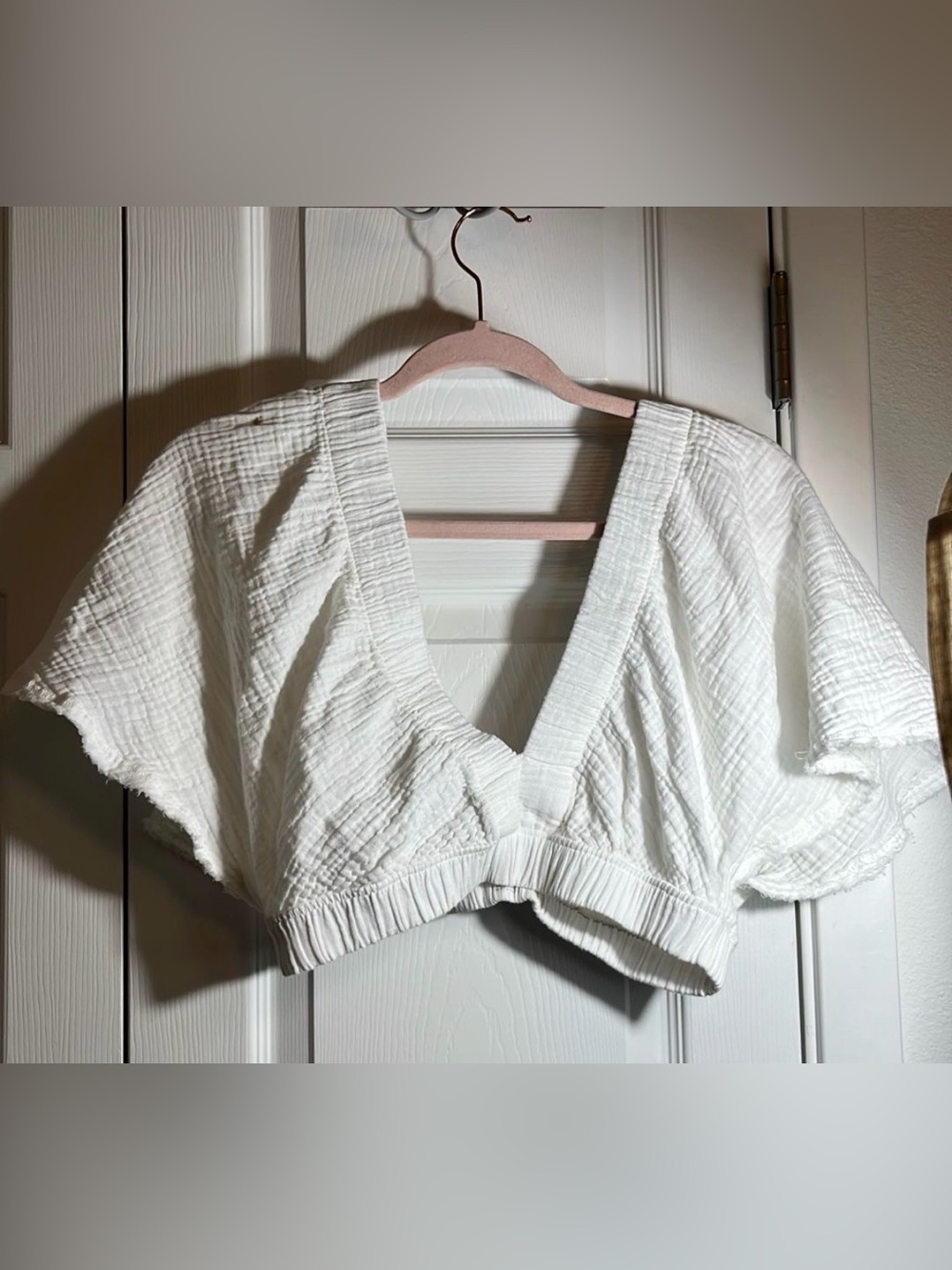 ♥️White V-Neck Textured Crop Top